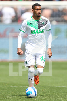 2022-04-16 - Ruan Tressoldi of US SASSUOLO in action during the Serie A match between Cagliari Calcio and US Sassuolo at Unipol Domus on April 16, 2022 in Cagliari, Italy. - CAGLIARI CALCIO VS US SASSUOLO - ITALIAN SERIE A - SOCCER