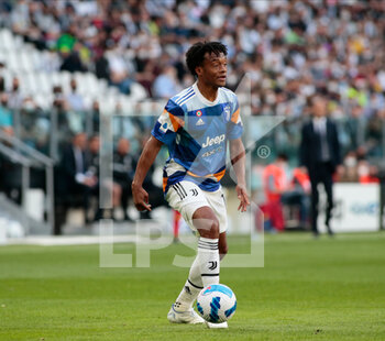 2022-04-16 - Juan Cuadrado of Juventus Fc during the Italian Serie A football match between Juventus FC and Bologna on April 16, 2022 at Allianz Stadium in Turin, Italy - JUVENTUS FC VS BOLOGNA FC - ITALIAN SERIE A - SOCCER
