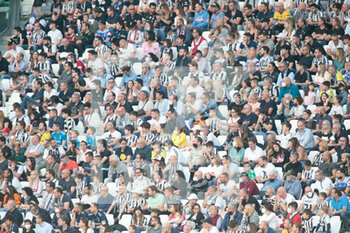 2022-04-16 - Juventus Fan during the Italian Serie A football match between Juventus FC and Bologna on April 16, 2022 at Allianz Stadium in Turin, Italy - JUVENTUS FC VS BOLOGNA FC - ITALIAN SERIE A - SOCCER