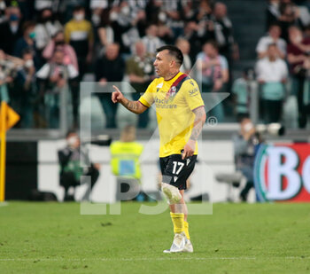 2022-04-16 - Gary Medel of Bologna leaving the pitch after having a red card during the Italian Serie A football match between Juventus FC and Bologna on April 16, 2022 at Allianz Stadium in Turin, Italy - JUVENTUS FC VS BOLOGNA FC - ITALIAN SERIE A - SOCCER