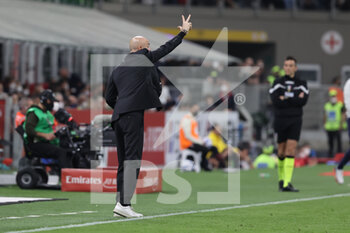 2022-04-15 - Stefano Pioli Head Coach of AC Milan gestures during the Serie A 2021/22 football match between AC Milan and Genoa CFC at Giuseppe Meazza Stadium, Milan, Italy on April 15, 2022 - AC MILAN VS GENOA CFC - ITALIAN SERIE A - SOCCER