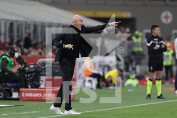 2022-04-15 - Stefano Pioli Head Coach of AC Milan shouts to his players during the Serie A 2021/22 football match between AC Milan and Genoa CFC at Giuseppe Meazza Stadium, Milan, Italy on April 15, 2022 - AC MILAN VS GENOA CFC - ITALIAN SERIE A - SOCCER