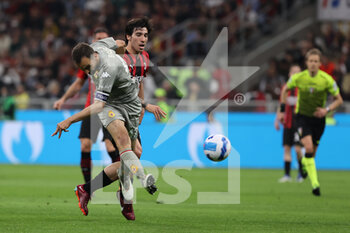 2022-04-15 - Milan Badelj of Genoa CFC in action during the Serie A 2021/22 football match between AC Milan and Genoa CFC at Giuseppe Meazza Stadium, Milan, Italy on April 15, 2022 - AC MILAN VS GENOA CFC - ITALIAN SERIE A - SOCCER