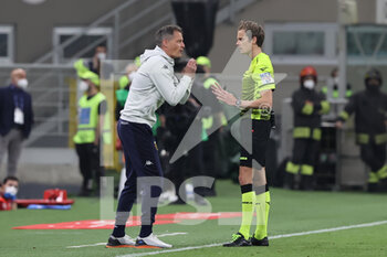 2022-04-15 - Alexander Blessin Head Coach of Genoa CFC discusses with Referee Daniele Chiffi during the Serie A 2021/22 football match between AC Milan and Genoa CFC at Giuseppe Meazza Stadium, Milan, Italy on April 15, 2022 - AC MILAN VS GENOA CFC - ITALIAN SERIE A - SOCCER