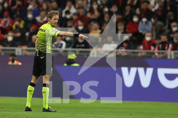 2022-04-15 - Referee Daniele Chiffi in action during the Serie A 2021/22 football match between AC Milan and Genoa CFC at Giuseppe Meazza Stadium, Milan, Italy on April 15, 2022 - AC MILAN VS GENOA CFC - ITALIAN SERIE A - SOCCER