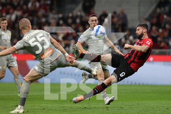 2022-04-15 - Olivier Giroud of AC Milan in action during the Serie A 2021/22 football match between AC Milan and Genoa CFC at Giuseppe Meazza Stadium, Milan, Italy on April 15, 2022 - AC MILAN VS GENOA CFC - ITALIAN SERIE A - SOCCER