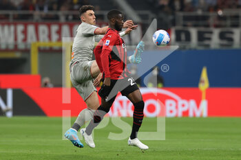 2022-04-15 - Fikayo Tomori of AC Milan competes for the ball with Roberto Piccoli of Genoa CFC during the Serie A 2021/22 football match between AC Milan and Genoa CFC at Giuseppe Meazza Stadium, Milan, Italy on April 15, 2022 - AC MILAN VS GENOA CFC - ITALIAN SERIE A - SOCCER