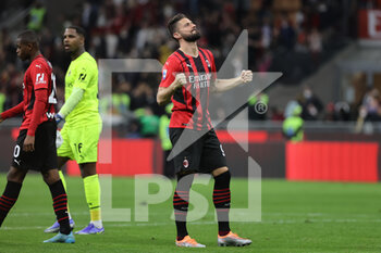 2022-04-15 - Olivier Giroud of AC Milan greets the fans during the Serie A 2021/22 football match between AC Milan and Genoa CFC at Giuseppe Meazza Stadium, Milan, Italy on April 15, 2022 - AC MILAN VS GENOA CFC - ITALIAN SERIE A - SOCCER