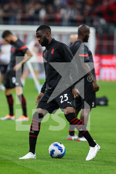2022-04-15 - Fikayo Tomori of AC Milan warms up during the Serie A 2021/22 football match between AC Milan and Genoa CFC at Giuseppe Meazza Stadium, Milan, Italy on April 15, 2022 - AC MILAN VS GENOA CFC - ITALIAN SERIE A - SOCCER