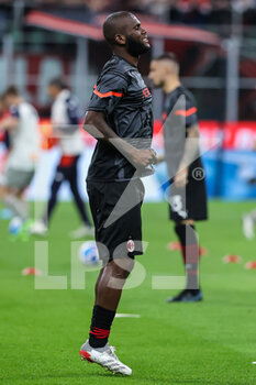 2022-04-15 - Franck Kessie of AC Milan warms up during the Serie A 2021/22 football match between AC Milan and Genoa CFC at Giuseppe Meazza Stadium, Milan, Italy on April 15, 2022 - AC MILAN VS GENOA CFC - ITALIAN SERIE A - SOCCER