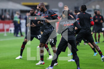 2022-04-15 - Franck Kessie of AC Milan warms up during the Serie A 2021/22 football match between AC Milan and Genoa CFC at Giuseppe Meazza Stadium, Milan, Italy on April 15, 2022 - AC MILAN VS GENOA CFC - ITALIAN SERIE A - SOCCER