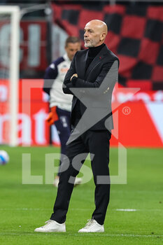 2022-04-15 - Stefano Pioli Head Coach of AC Milan during the Serie A 2021/22 football match between AC Milan and Genoa CFC at Giuseppe Meazza Stadium, Milan, Italy on April 15, 2022 - AC MILAN VS GENOA CFC - ITALIAN SERIE A - SOCCER