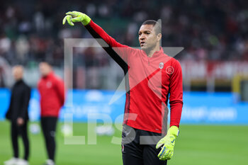 2022-04-15 - Nelson Dida staff member of AC Milan warms up during the Serie A 2021/22 football match between AC Milan and Genoa CFC at Giuseppe Meazza Stadium, Milan, Italy on April 15, 2022 - AC MILAN VS GENOA CFC - ITALIAN SERIE A - SOCCER