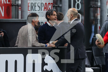 2022-04-15 - Ivan Gazidis A.D. of AC Milan talks to Filippo Inzaghi during the Serie A 2021/22 football match between AC Milan and Genoa CFC at Giuseppe Meazza Stadium, Milan, Italy on April 15, 2022 - AC MILAN VS GENOA CFC - ITALIAN SERIE A - SOCCER