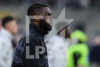 2022-04-15 - Fikayo Tomori of AC Milan looks on during the Serie A 2021/22 football match between AC Milan and Genoa CFC at Giuseppe Meazza Stadium, Milan, Italy on April 15, 2022 - AC MILAN VS GENOA CFC - ITALIAN SERIE A - SOCCER