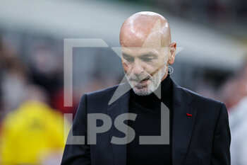 2022-04-15 - Stefano Pioli Head Coach of AC Milan during the Serie A 2021/22 football match between AC Milan and Genoa CFC at Giuseppe Meazza Stadium, Milan, Italy on April 15, 2022 - AC MILAN VS GENOA CFC - ITALIAN SERIE A - SOCCER