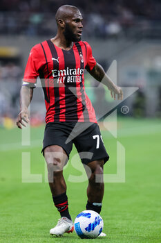 2022-04-15 - Franck Kessie of AC Milan in action during the Serie A 2021/22 football match between AC Milan and Genoa CFC at Giuseppe Meazza Stadium, Milan, Italy on April 15, 2022 - AC MILAN VS GENOA CFC - ITALIAN SERIE A - SOCCER