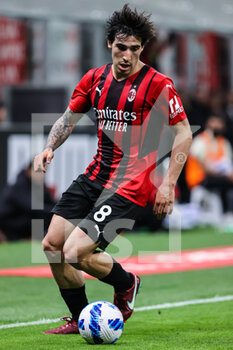 2022-04-15 - Sandro Tonali of AC Milan in action during the Serie A 2021/22 football match between AC Milan and Genoa CFC at Giuseppe Meazza Stadium, Milan, Italy on April 15, 2022 - AC MILAN VS GENOA CFC - ITALIAN SERIE A - SOCCER