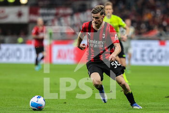 2022-04-15 - Alexis Saelemaekers of AC Milan in action during the Serie A 2021/22 football match between AC Milan and Genoa CFC at Giuseppe Meazza Stadium, Milan, Italy on April 15, 2022 - AC MILAN VS GENOA CFC - ITALIAN SERIE A - SOCCER
