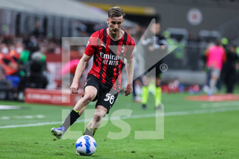 2022-04-15 - Alexis Saelemaekers of AC Milan in action during the Serie A 2021/22 football match between AC Milan and Genoa CFC at Giuseppe Meazza Stadium, Milan, Italy on April 15, 2022 - AC MILAN VS GENOA CFC - ITALIAN SERIE A - SOCCER