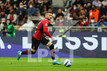 2022-04-15 - Ante Rebic of AC Milan in action during the Serie A 2021/22 football match between AC Milan and Genoa CFC at Giuseppe Meazza Stadium, Milan, Italy on April 15, 2022 - AC MILAN VS GENOA CFC - ITALIAN SERIE A - SOCCER
