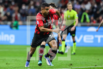 2022-04-15 - Junior Messias of AC Milan in action during the Serie A 2021/22 football match between AC Milan and Genoa CFC at Giuseppe Meazza Stadium, Milan, Italy on April 15, 2022 - AC MILAN VS GENOA CFC - ITALIAN SERIE A - SOCCER