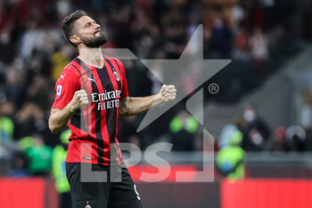 2022-04-15 - Olivier Giroud of AC Milan celebrates the victory at the end of the match during the Serie A 2021/22 football match between AC Milan and Genoa CFC at Giuseppe Meazza Stadium, Milan, Italy on April 15, 2022 - AC MILAN VS GENOA CFC - ITALIAN SERIE A - SOCCER
