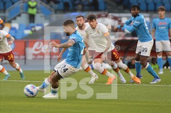2022-04-18 - the penalty kick turned Lorenzo Insigne ( SSC Na poli )during the Serie A 2021/22 match between SSC Napoli  and AS Roma at Diego Armando Maradona Stadium - SSC NAPOLI VS AS ROMA - ITALIAN SERIE A - SOCCER