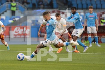 2022-04-18 - the penalty kick turned Lorenzo Insigne ( SSC Na poli )during the Serie A 2021/22 match between SSC Napoli  and AS Roma at Diego Armando Maradona Stadium - SSC NAPOLI VS AS ROMA - ITALIAN SERIE A - SOCCER