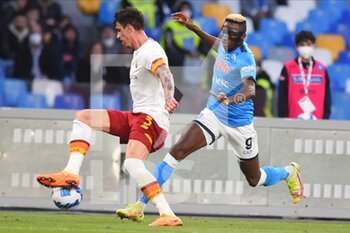 2022-04-18 - Roger Ibañez ( AS. Roma) and Victor Osimhen (SSC Napoli) They compete for the ball during the Serie A 2021/22 match between SSC Napoli  and AS Roma at Diego Armando Maradona Stadium - SSC NAPOLI VS AS ROMA - ITALIAN SERIE A - SOCCER