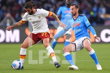 2022-04-18 - Javier Pastore ( AS Roma) and Ruiz Fabián (SSC Napoli) They compete for the ball during the Serie A 2021/22 match between SSC Napoli  and AS Roma at Diego Armando Maradona Stadium - SSC NAPOLI VS AS ROMA - ITALIAN SERIE A - SOCCER