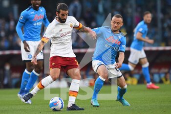 2022-04-18 - Mário Rui (SSC Napoli) and Rick Karsdorp ( AS. Roma) They compete for the ball during the Serie A 2021/22 match between SSC Napoli  and AS Roma at Diego Armando Maradona Stadium - SSC NAPOLI VS AS ROMA - ITALIAN SERIE A - SOCCER