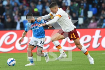 2022-04-18 - Lorenzo Insigne ( SSC Napoli ) and Gianluca Mancini ( AS. Roma) They compete for the ball during the Serie A 2021/22 match between SSC Napoli  and AS Roma at Diego Armando Maradona Stadium - SSC NAPOLI VS AS ROMA - ITALIAN SERIE A - SOCCER