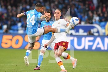2022-04-18 - Lorenzo Insigne ( SSC Napoli)and Rick Karsdorp ( AS. Roma)  They compete for the ball during the Serie A 2021/22 match between SSC Napoli  and AS Roma at Diego Armando Maradona Stadium - SSC NAPOLI VS AS ROMA - ITALIAN SERIE A - SOCCER