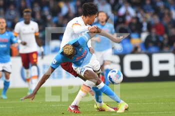 2022-04-18 - Victor Osimhen (SSC Napoli) and Rick Karsdorp ( AS. Roma) They compete for the ball during the Serie A 2021/22 match between SSC Napoli  and AS Roma at Diego Armando Maradona Stadium - SSC NAPOLI VS AS ROMA - ITALIAN SERIE A - SOCCER