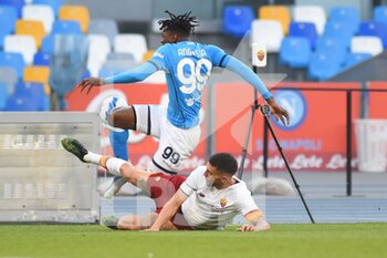 2022-04-18 - Frank Anguissa (SSC Napoli) and Roger Ibañez ( AS. Roma) They compete for the ball during the Serie A 2021/22 match between SSC Napoli  and AS Roma at Diego Armando Maradona Stadium - SSC NAPOLI VS AS ROMA - ITALIAN SERIE A - SOCCER