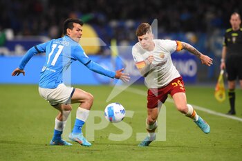2022-04-18 - Hirving Lozano ( SSC Napoli ) and Nicola Zalewski ( AS Roma ) They compete for the ball during the Serie A 2021/22 match between SSC Napoli  and AS Roma at Diego Armando Maradona Stadium - SSC NAPOLI VS AS ROMA - ITALIAN SERIE A - SOCCER