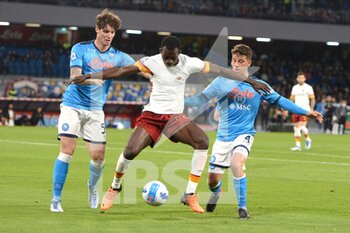 2022-04-18 - Diego Demme (SSC Napoli) and  Felix Afena-Gyan ( AS. Roma) They compete for the ball during the Serie A 2021/22 match between SSC Napoli  and AS Roma at Diego Armando Maradona Stadium - SSC NAPOLI VS AS ROMA - ITALIAN SERIE A - SOCCER