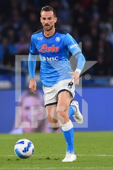 2022-04-18 - Ruiz Fabián (SSC Napoli) in action with the ball during the Serie A 2021/22 match between SSC Napoli  and AS Roma at Diego Armando Maradona Stadium - SSC NAPOLI VS AS ROMA - ITALIAN SERIE A - SOCCER