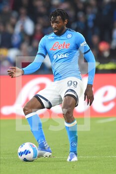 2022-04-18 - Frank Anguissa (SSC Napoli) in action with the ball during the Serie A 2021/22 match between SSC Napoli  and AS Roma at Diego Armando Maradona Stadium - SSC NAPOLI VS AS ROMA - ITALIAN SERIE A - SOCCER