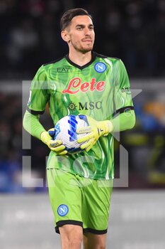 2022-04-18 - Alex Meret (SSC Napoli) with the ball during the Serie A 2021/22 match between SSC Napoli  and AS Roma at Diego Armando Maradona Stadium - SSC NAPOLI VS AS ROMA - ITALIAN SERIE A - SOCCER