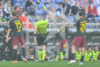 2022-04-16 - The Referee of the match Paolo Valeri to Roma 2 Yellow card for Simone Verdi (Salernitana) - UC SAMPDORIA VS US SALERNITANA - ITALIAN SERIE A - SOCCER
