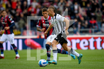 2022-04-24 - Udinese's Gerard Deulofeu in action against Bologna's Nicolas Dominguez - BOLOGNA FC VS UDINESE CALCIO - ITALIAN SERIE A - SOCCER
