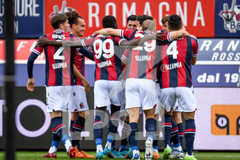 2022-04-24 - Bologna's Aaron Hickey celebrates after scoring a goal 1-0 with teammates - BOLOGNA FC VS UDINESE CALCIO - ITALIAN SERIE A - SOCCER
