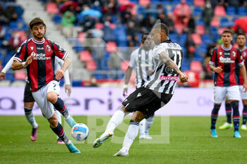 2022-04-24 - Udinese's Walace Souza Silva in action against Bologna's Riccardo Orsolini - BOLOGNA FC VS UDINESE CALCIO - ITALIAN SERIE A - SOCCER