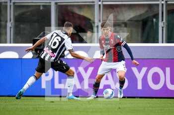 2022-04-24 - Bologna's Aaron Hickey in action against Udinese's Nahuel Molina - BOLOGNA FC VS UDINESE CALCIO - ITALIAN SERIE A - SOCCER