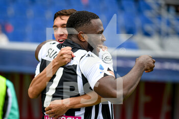 2022-04-24 - Udinese's Isaac Success celebrates after scoring a goal 1-2 with Udinese's Nahuel Molina - BOLOGNA FC VS UDINESE CALCIO - ITALIAN SERIE A - SOCCER