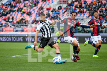 2022-04-24 - Udinese's Gerard Deulofeu in action against Bologna's Luis Binks - BOLOGNA FC VS UDINESE CALCIO - ITALIAN SERIE A - SOCCER