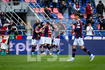 2022-04-24 - Bologna's Nicola Sansone celebrates after scoring a goal 2-2 with teammates - BOLOGNA FC VS UDINESE CALCIO - ITALIAN SERIE A - SOCCER