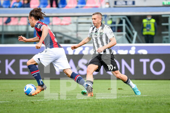 2022-04-24 - Bologna's Arthur Theate in action against Udinese's Gerard Deulofeu - BOLOGNA FC VS UDINESE CALCIO - ITALIAN SERIE A - SOCCER